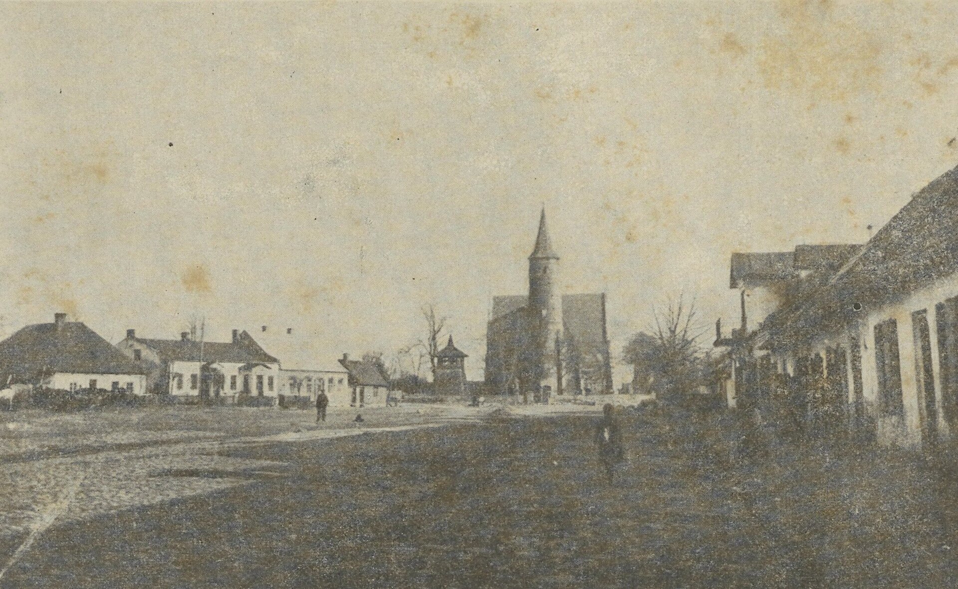 Drzewica — rynek z kościołem św. Łukasza